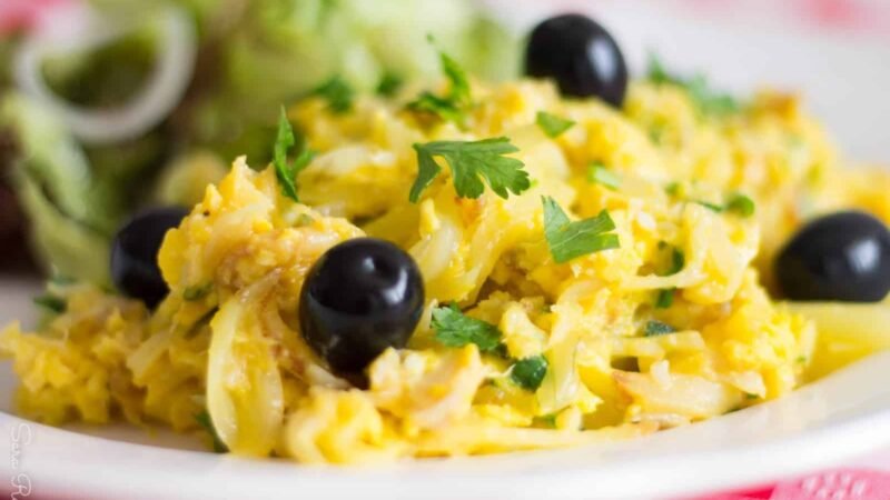 Receita de Bacalhau à Brás com Batata Palha e Ovos Mexidos 4.7 (45)