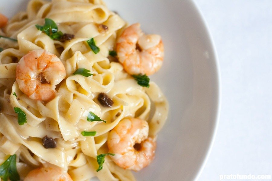 Macarrão alho e óleo com camarão