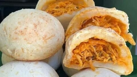 pão de queijo recheado com frango desfiado
