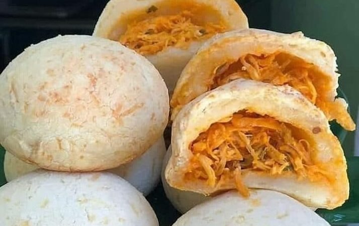 Pão de Queijo Recheado com Frango Desfiado: Delícia Mineira 4.9 (44)