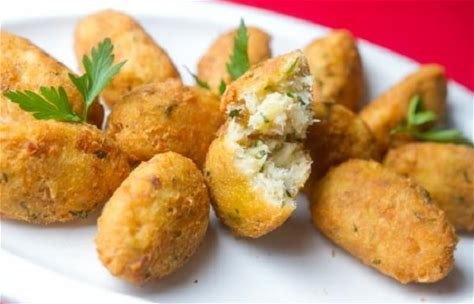Bolinhos de bacalhau tradicionais fritos e servidos em porção