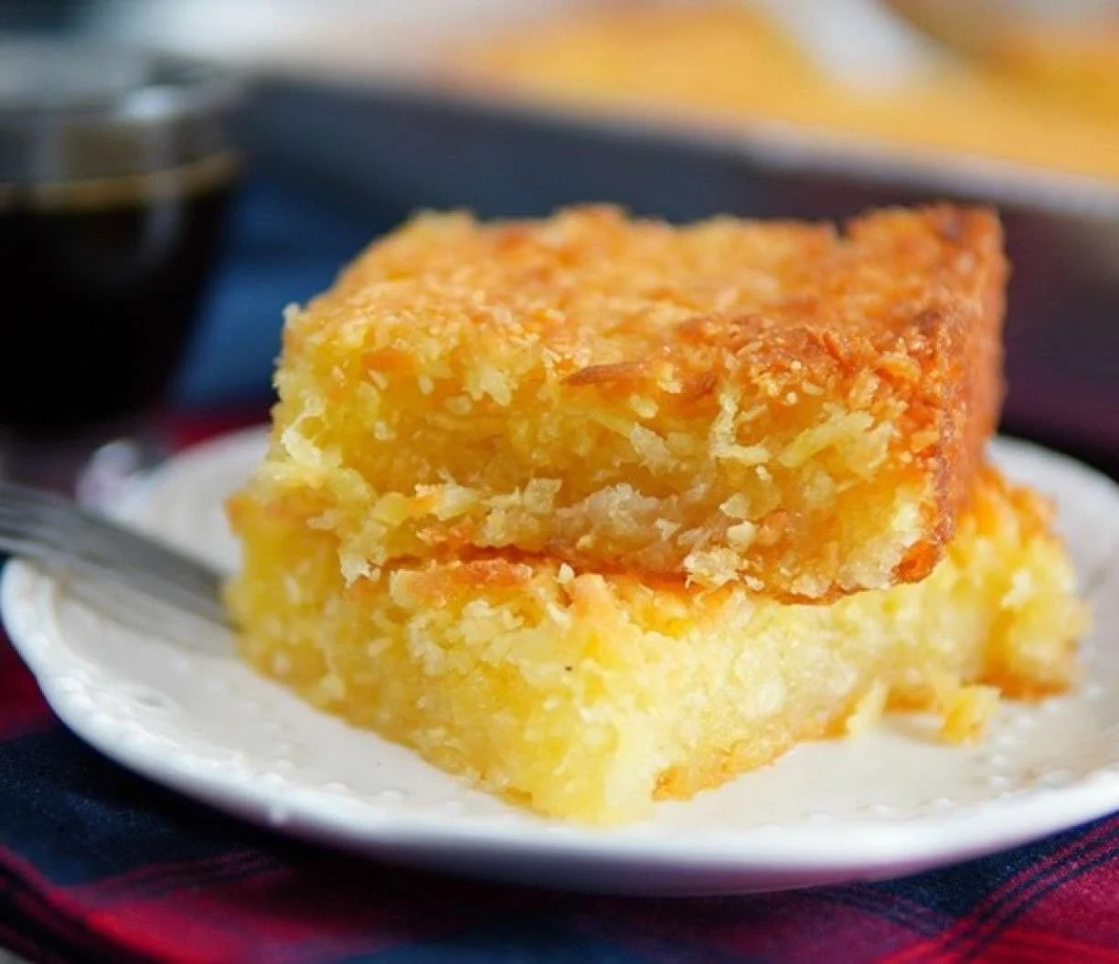 Bolo de macaxeira caseiro, dourado e úmido