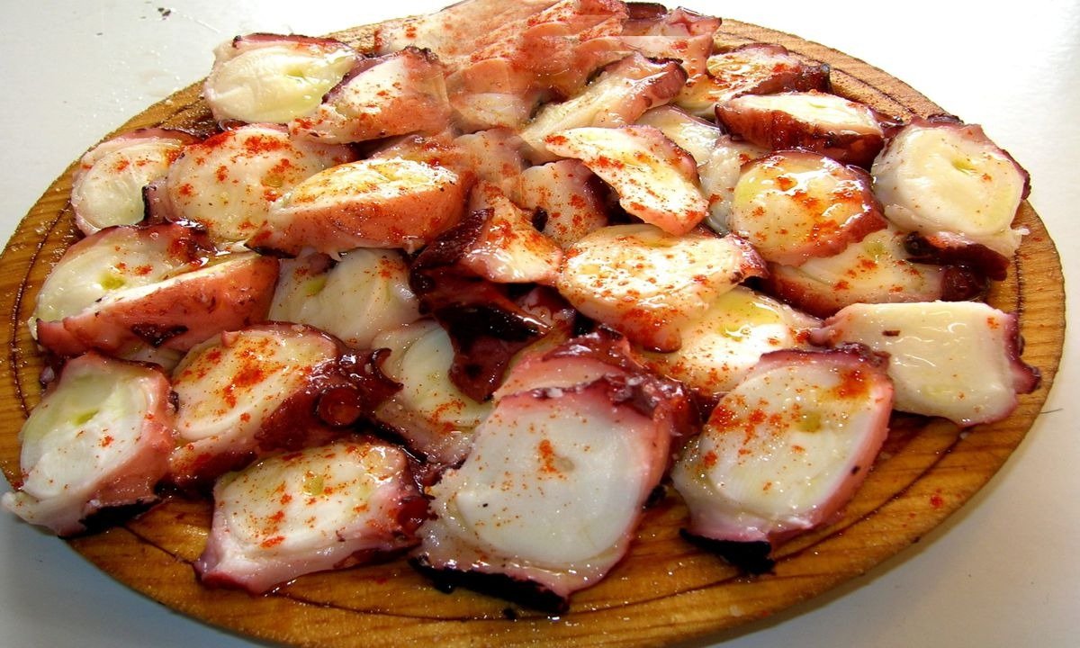 Prato de Polvo à Galega servido com batatas e azeite