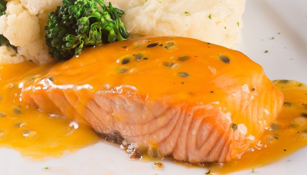 Receita de Salmão Grelhado com Molho Cremoso de Maracujá