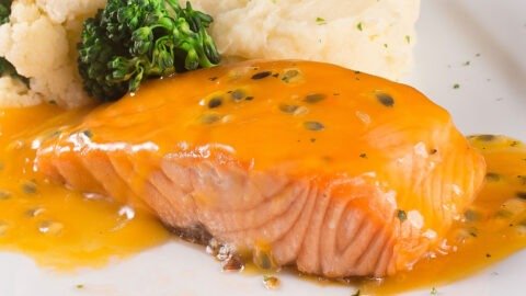 receita de salmão com molho de maracujá