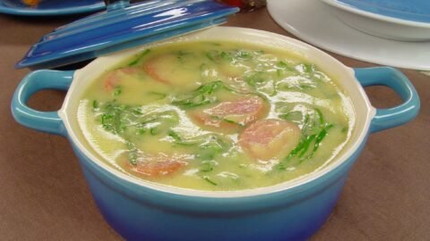 sopa de fubá com couve e linguiça