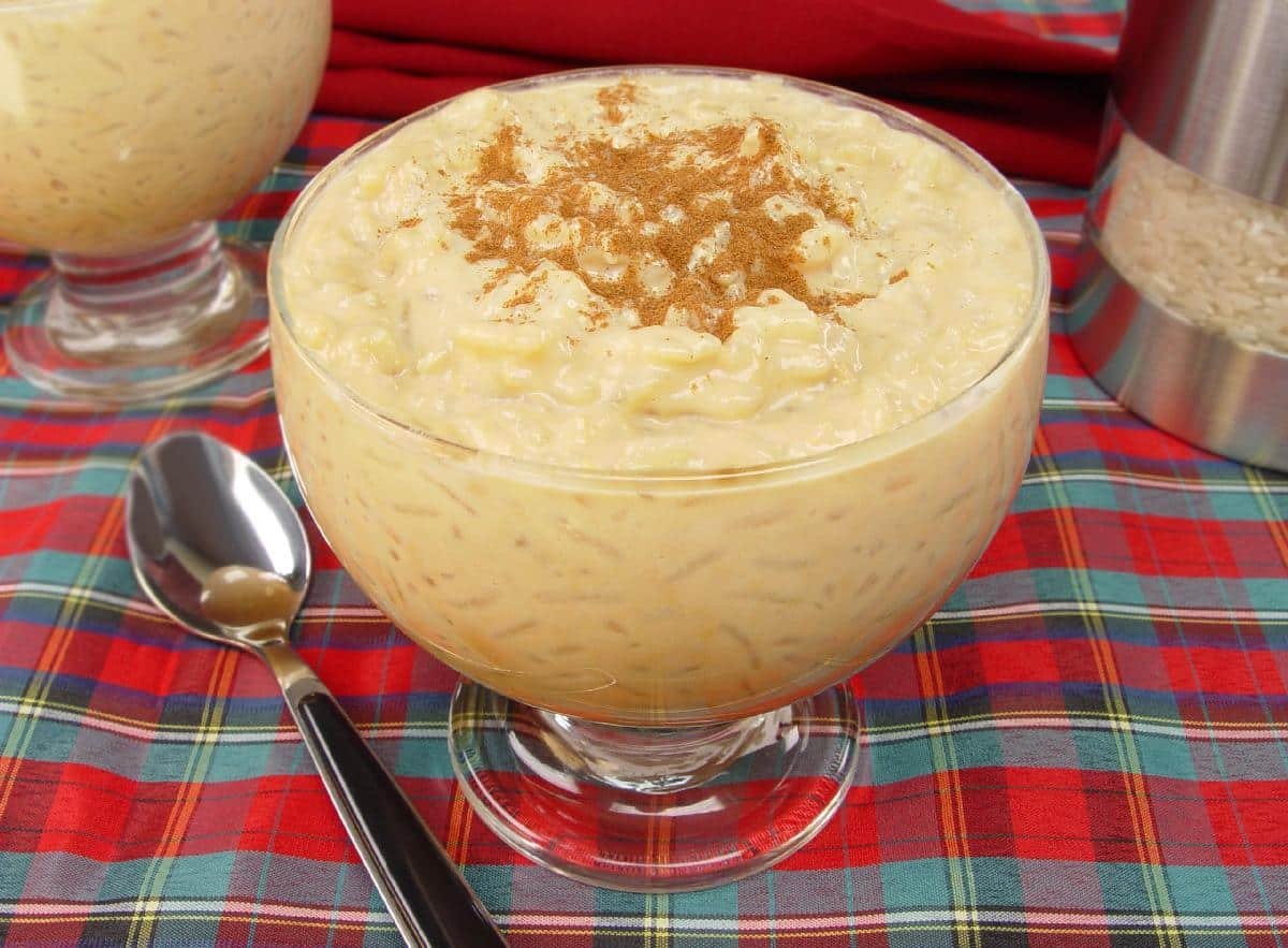 Tigela com arroz doce português tradicional cremoso com canela