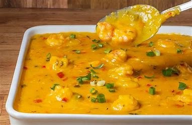 Bobó de camarão simples servido com arroz branco