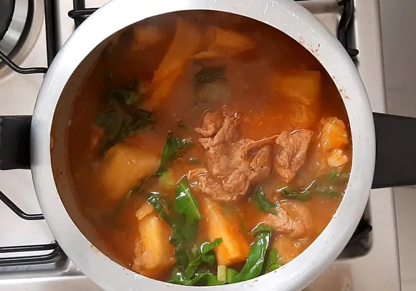 Prato de vaca atolada com pedaços de costela e mandioca cozida