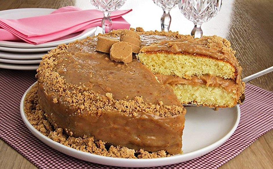 Bolo de paçoca com recheio de doce de leite