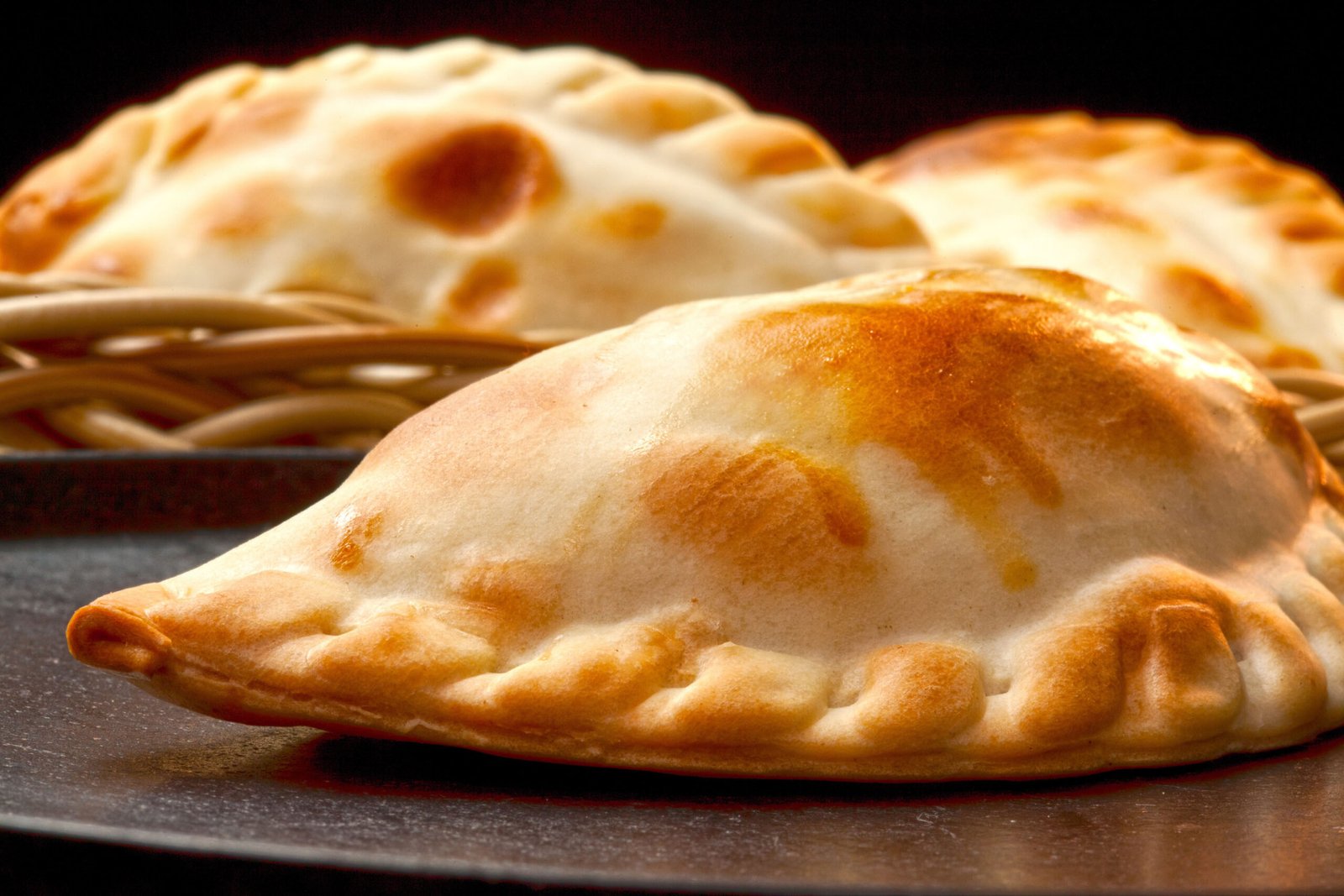 Empanada de Sardinha dourada com recheio suculento