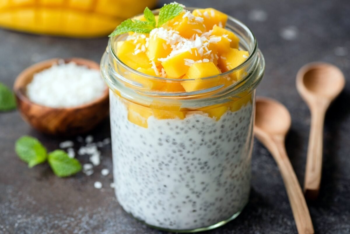 Iogurte de Chia e Linhaça com Morango e Manga