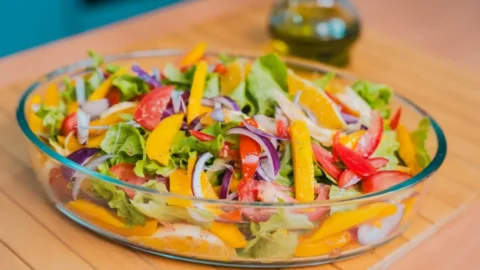 salada de manga com cebola roxa
