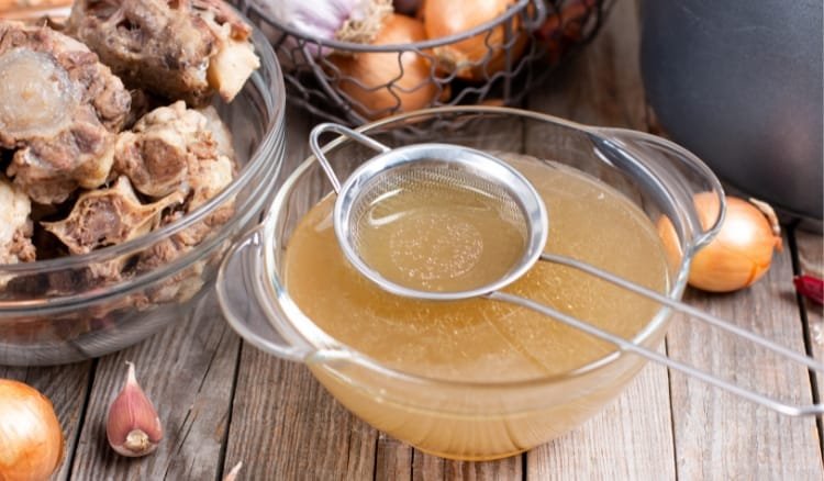 Caldo de Ossos Caseiro Rico em Colágeno