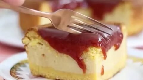 Bolo de Flocão de Milho com Goiabada e Queijo