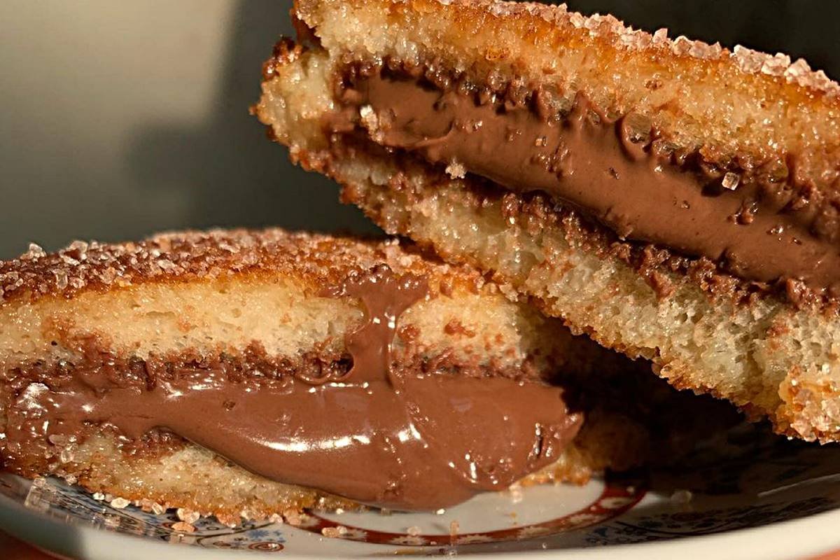 Rabanada recheada com Nutella dourada, coberta com açúcar e canela