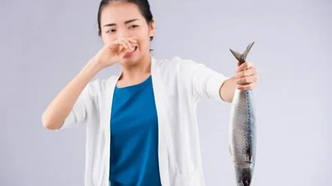 Como tirar cheiro ou gosto forte de peixe antes de cozinhar.