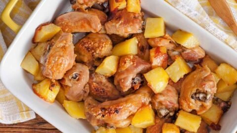 frango assado no forno com batatas e cenouras