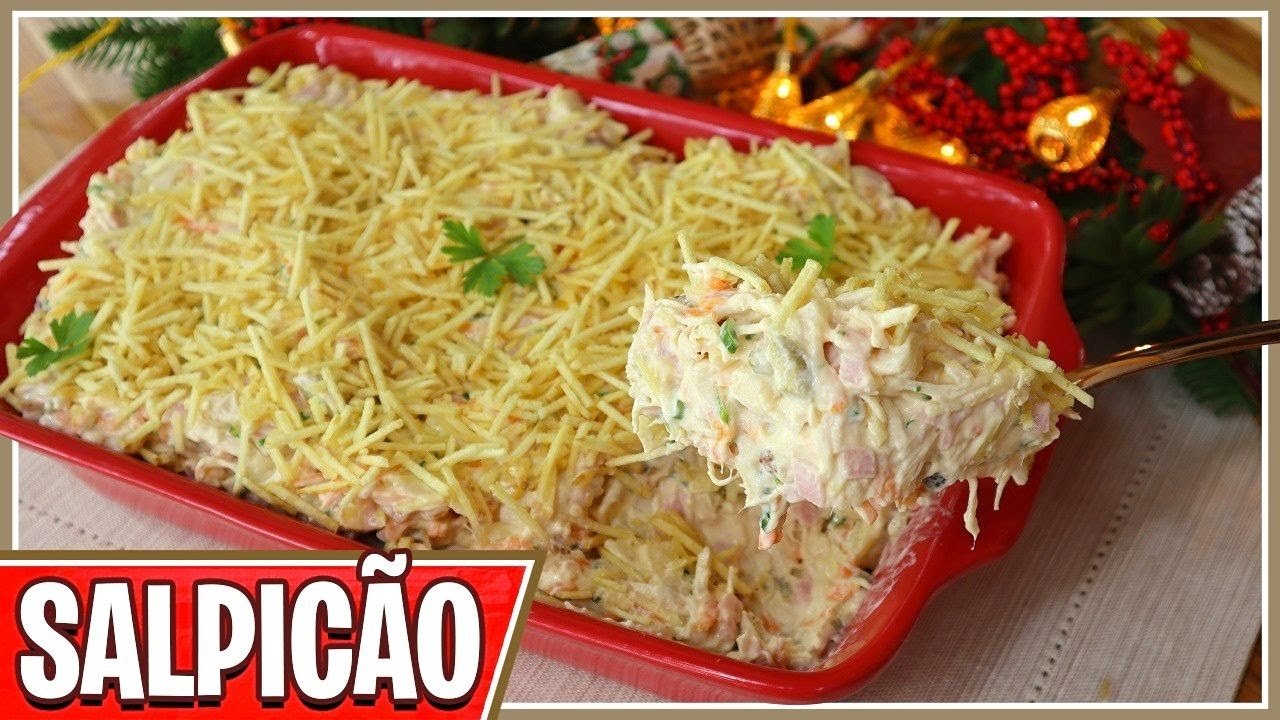 Salpicão de Natal cremoso em uma travessa decorada com cenoura ralada e salsinha