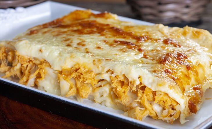 Escondidinho de frango cremoso gratinado em uma travessa de barro