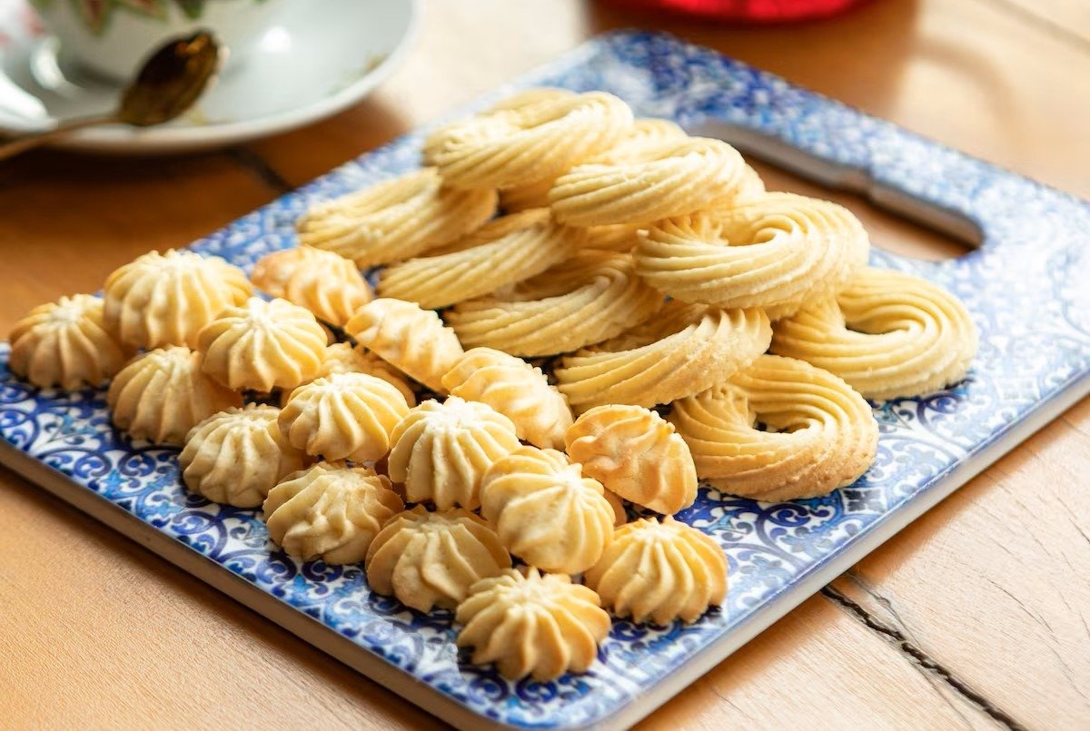 Biscoito amanteigado com 3 ingredientes pronto para servir