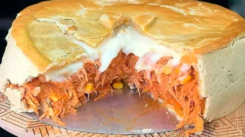 Empadão de Frango Cremoso com Requejião de Copo