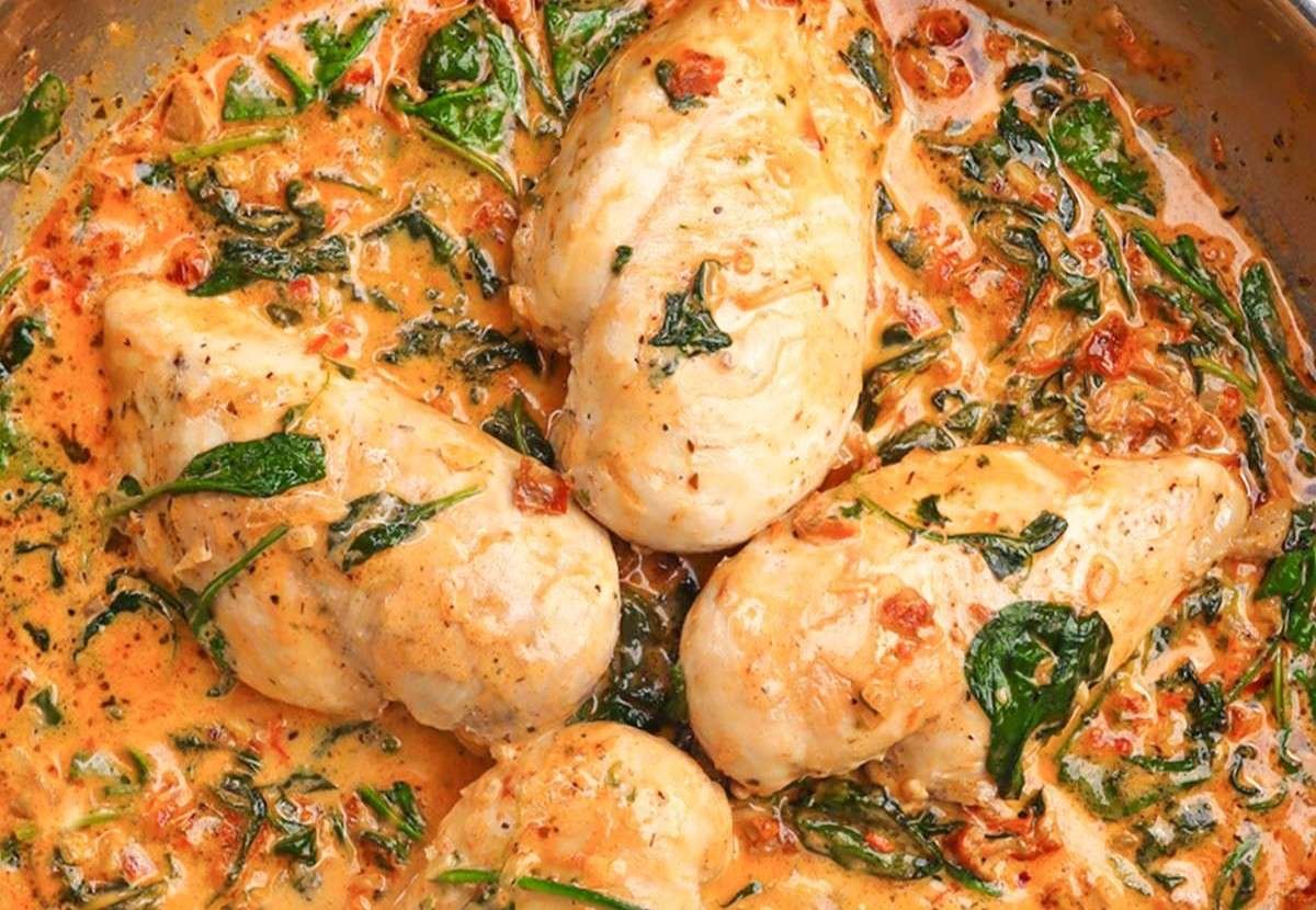 Frango Casa Comigo (Marry Me Chicken) cremoso no prato