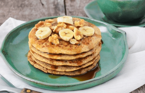 Panqueca de aveia e banana pronta para servir