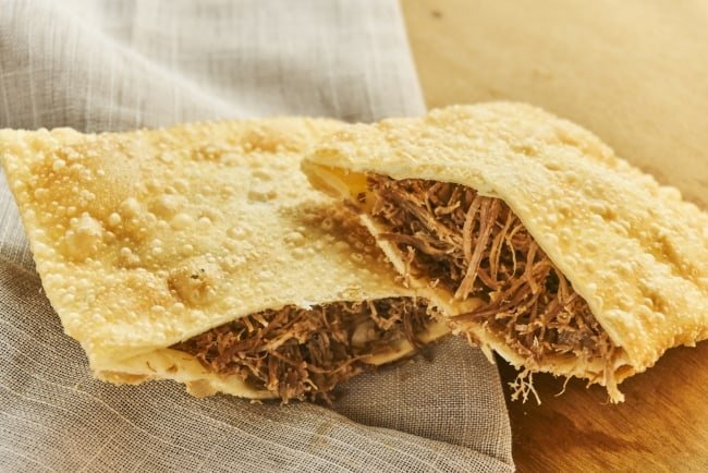 Pastel de carne crocante e delicioso