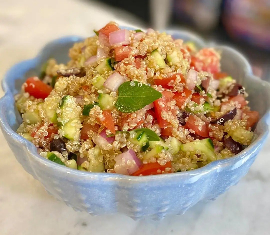 Salada de quinoa fit colorida