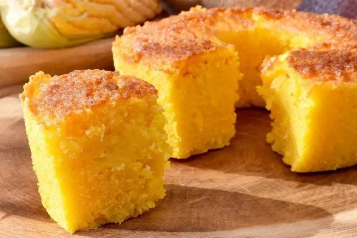 Bolo de flocão de milho com parmesão pronto para servir