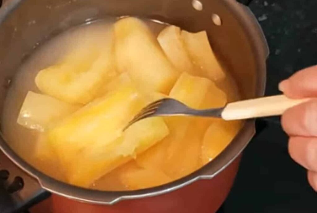 Como cozinhar macaxeira na panela de pressão: O tempo exato O truque da água Gelada!