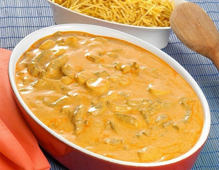 Estrogonofe de carne cremoso pronto para servir