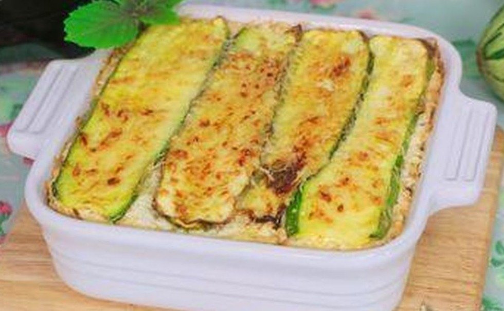 Lasanha de Abobrinha com Molho de Tomate Caseiro pronta para servir