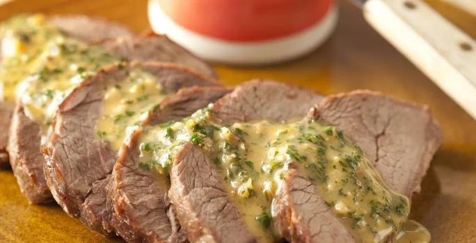 Maminha com alho e manteiga pronta para servir