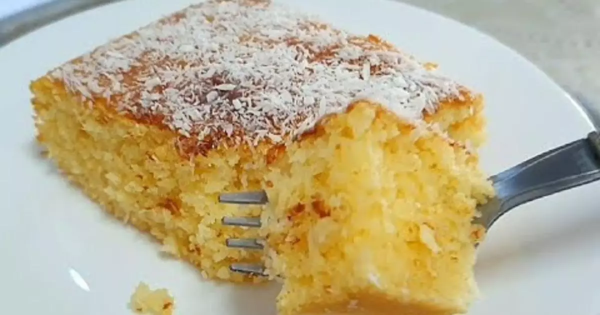 Bolo de flocão de arroz feito no liquidificador, fofinho e dourado