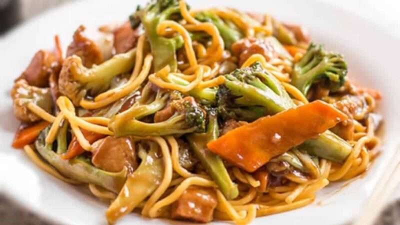 Como fazer Yakisoba de Frango com Legumes: Receita Fácil 4.9 (105)