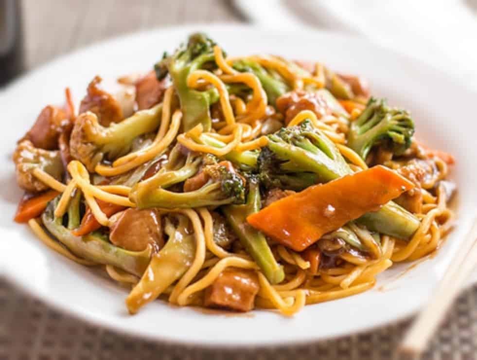 Yakisoba de Frango com Legumes