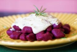 Nhoque de Beterraba com Molho de Gorgonzola