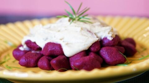 Nhoque de Beterraba com Molho de Gorgonzola