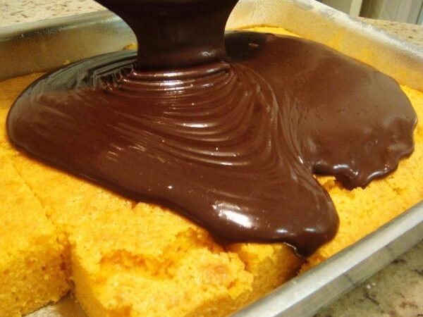 Bolo de Chocolate com Tablete Derretendo O Mais Molhadinho 4.9 (68)