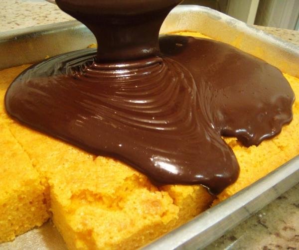 Bolo de chocolate com tablete derretendo